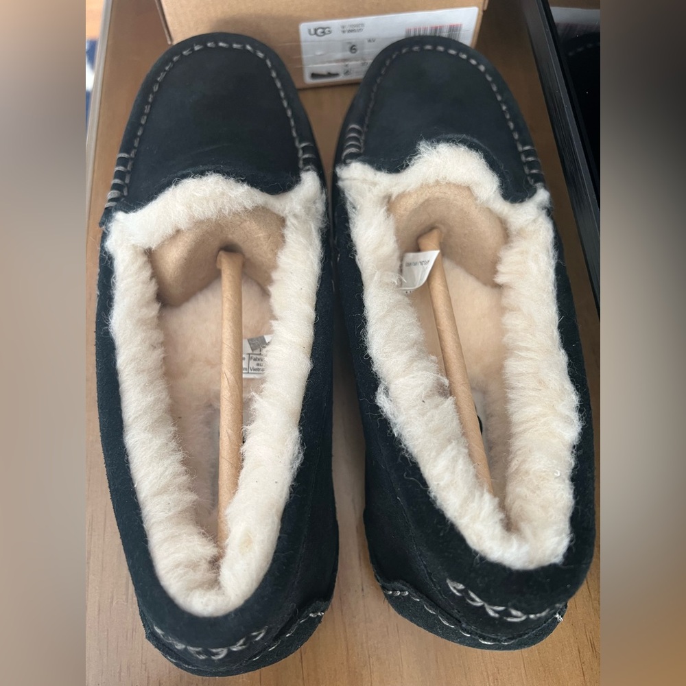 UGG Ainsley slipper Women’s sz 6